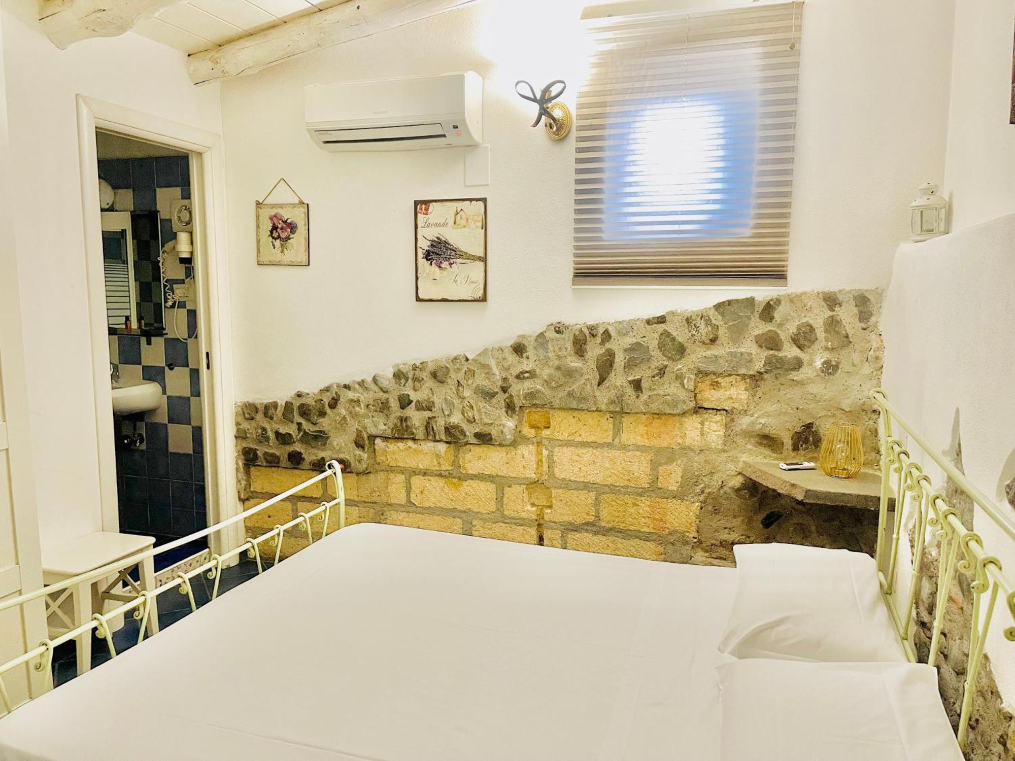 Borgo Camicia In Bed & Breakfast Barcellona-Pozzo di Gotto Room photo