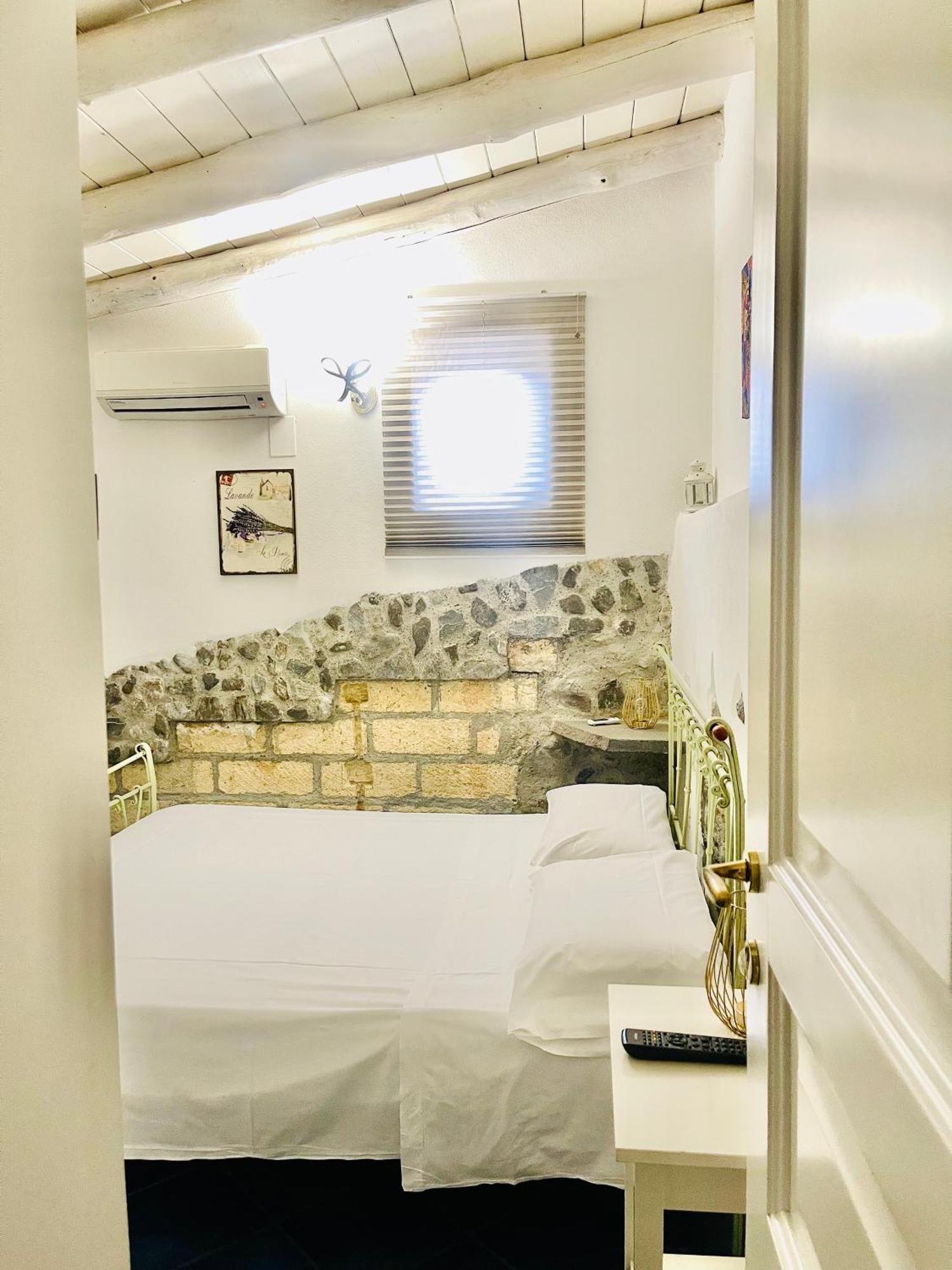 Borgo Camicia In Bed & Breakfast Barcellona-Pozzo di Gotto Room photo