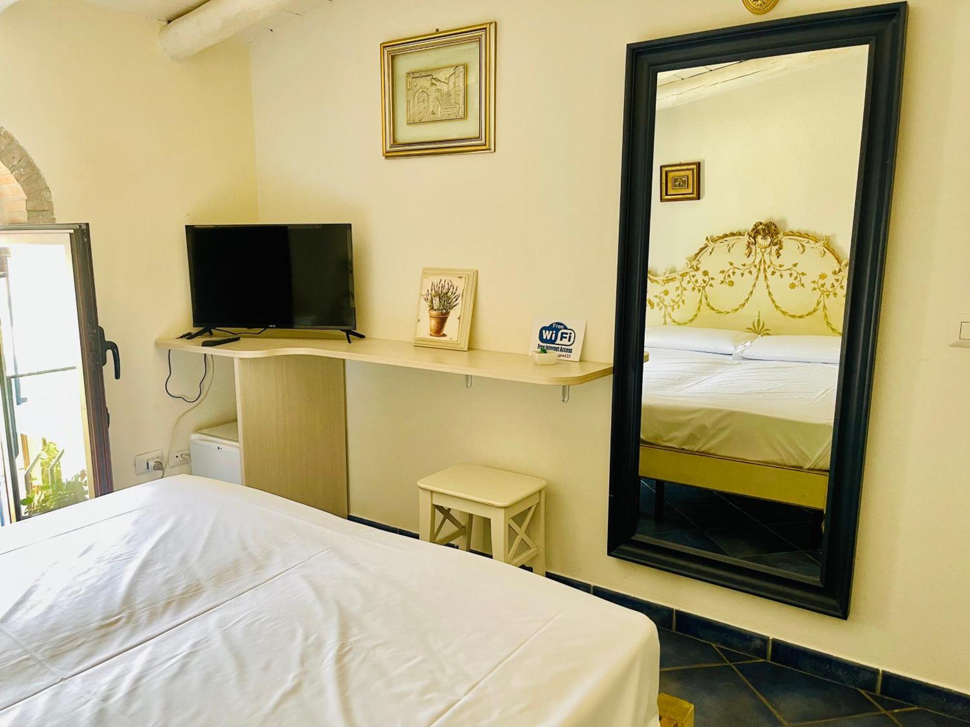 Borgo Camicia In Bed & Breakfast Barcellona-Pozzo di Gotto Room photo